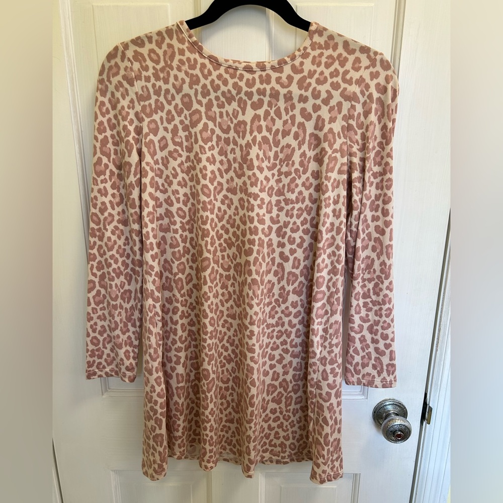 Stylish leopard print dress in pink, comfortable and great to go out in.